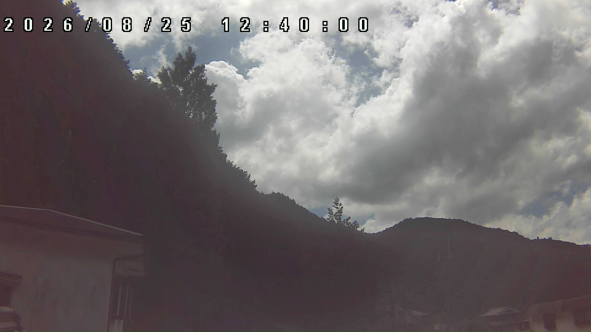2026年8月25日 12:40ごろの金剛山登山口周辺の空